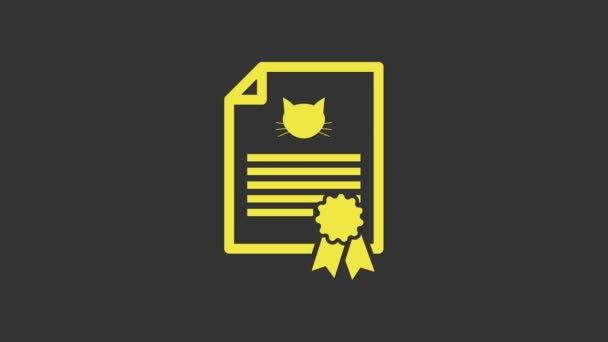 Certificato medico giallo per viaggi con icona di cane o gatto isolata su sfondo grigio. Documento per animale domestico. Impronta zampa cane o gatto. Animazione grafica 4K Video motion - Filmati, video