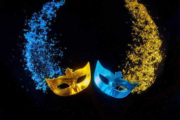 Karnevál maszkok fekete háttérrel. Zsidó ünnep Purim. - Fotó, kép