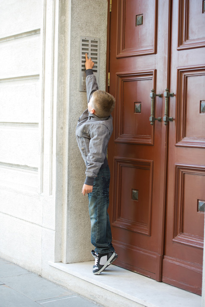 Boy ringing doorbell - Zdjęcie, obraz