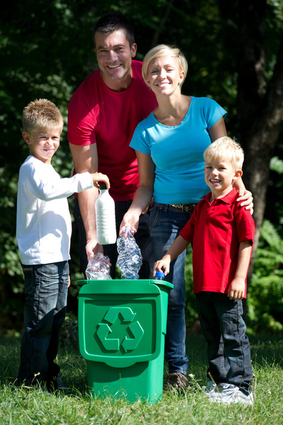 familia botellas de reciclaje
 - Foto, Imagen