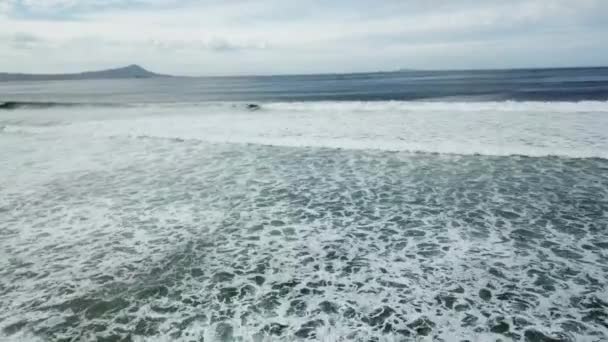 Κορυφή άποψη του surf σπάσιμο σε abeach με αμμόλοφους - Πλάνα, βίντεο