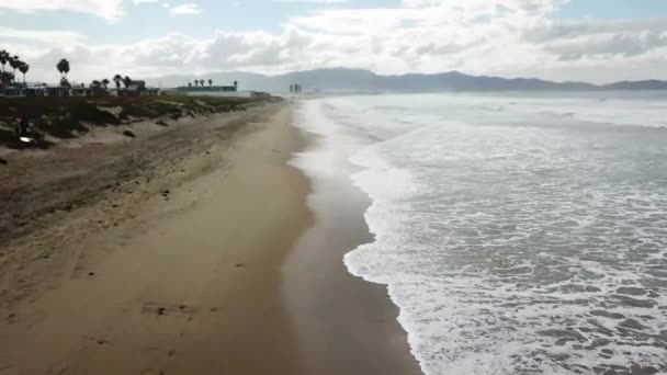 Κορυφή άποψη του surf σπάσιμο σε abeach με αμμόλοφους - Πλάνα, βίντεο