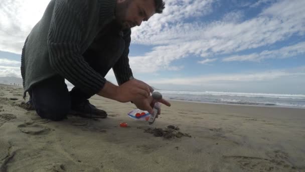Επιστήμονας πεδίου δειγματοληψία άμμο σε μια παραλία - Πλάνα, βίντεο