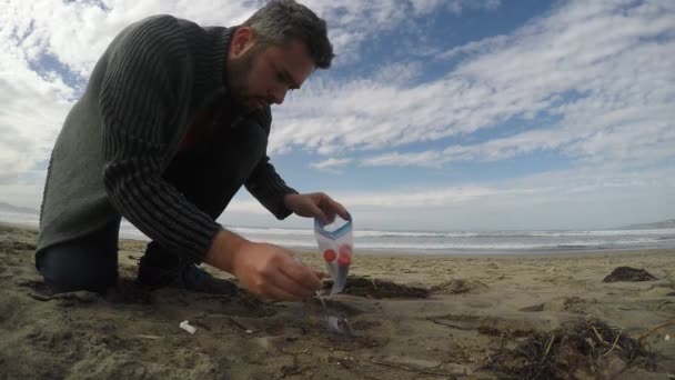 Полевой ученый пробует песок на пляже - Кадры, видео