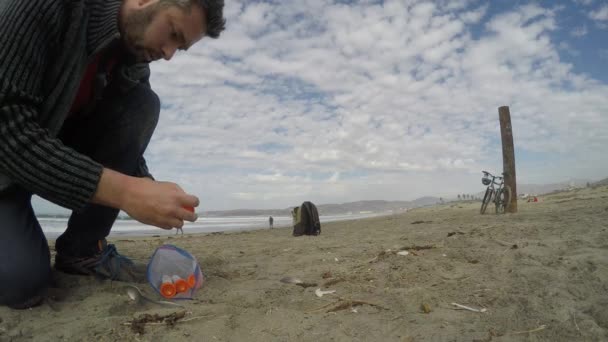 Kenttä tiedemies näytteenotto hiekkaa rannalla - Materiaali, video