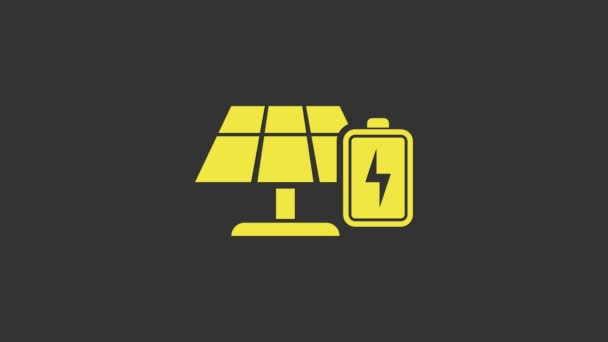 Желтая панель солнечной энергии и значок батареи изолированы на сером фоне. Видеографическая анимация 4K - Кадры, видео
