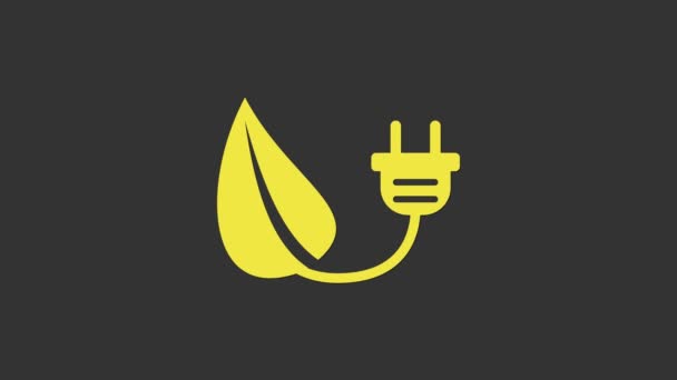 Żółta elektryczna wtyczka oszczędzająca w ikonie liści izolowana na szarym tle. Oszczędzaj ikonę energii elektrycznej. Ikona ochrony środowiska. Energia biologiczna. 4K Animacja graficzna ruchu wideo - Materiał filmowy, wideo
