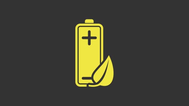Žlutý Eco přírodní list a ikona baterie izolované na šedém pozadí. Energie založená na konceptu ekologických úspor. Grafická animace pohybu videa 4K - Záběry, video