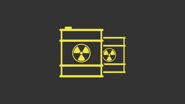 Žlutý Radioaktivní odpad v barrel ikonu izolované na šedém pozadí. Toxický sud na odpadky. Emise radioaktivního odpadu, znečištění životního prostředí. Grafická animace pohybu videa 4K - Záběry, video