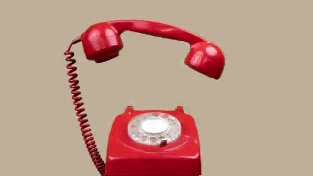 Ένα κόκκινο κλασικό περιστροφικό τηλέφωνο σταματήσει την κίνηση - Πλάνα, βίντεο