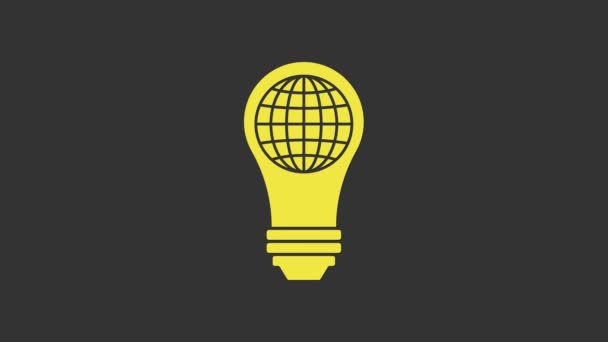 Lampadina gialla con icona globo interno isolato su sfondo grigio. Pianeta Terra sulla lampada. Concetto globale di ecologia. Animazione grafica 4K Video motion - Filmati, video