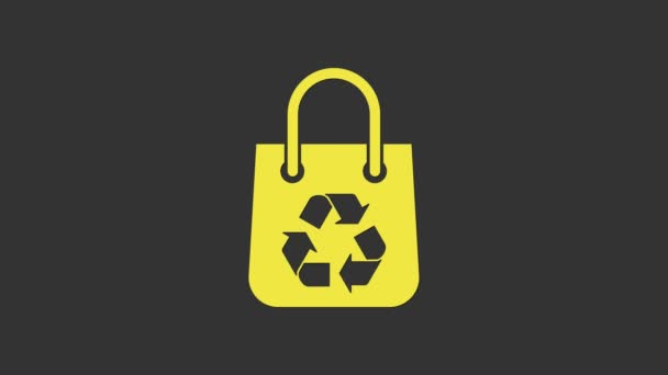 Shopping bag in carta gialla con icona di riciclo isolata su sfondo grigio. Sacchetto con simbolo di riciclaggio. Animazione grafica 4K Video motion - Filmati, video