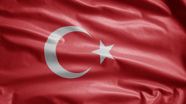 トルコの国旗が風になびく。トルコのバナーを吹いて、柔らかく滑らかなシルクを閉じます。布生地の質感が背景を刻印。ナショナルデーや国の機会の概念のためにそれを使用する. - 写真・画像