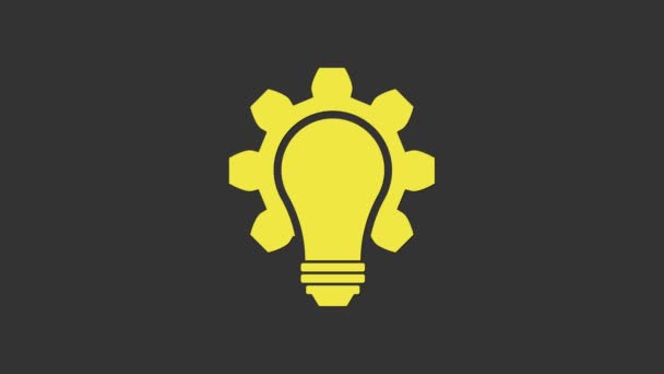 Ampoule jaune et icône de l'engin isolé sur fond gris. Concept d'innovation. Une idée commerciale. Animation graphique de mouvement vidéo 4K - Séquence, vidéo