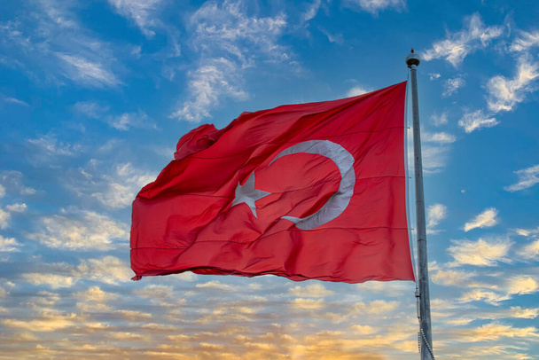 青い空を背景にトルコ国旗が振ってあります。目的地 - 写真・画像