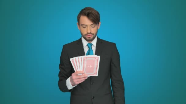 Beau homme d'affaires tenant des cartes à jouer
 - Séquence, vidéo