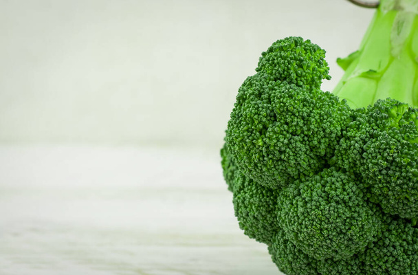 新鮮な緑のブロッコリーと健康的な食品の背景  - 写真・画像