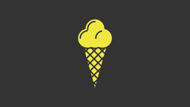 Żółte lody w ikonie wafla stożka izolowane na szarym tle. Słodki symbol. 4K Animacja graficzna ruchu wideo - Materiał filmowy, wideo