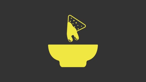 Sárga Nachos a lemez ikon elszigetelt szürke alapon. Tortilla chips vagy nachos tortillák. Hagyományos mexikói gyorsétterem. 4K Videó mozgás grafikus animáció - Felvétel, videó