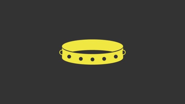 Collier fétiche en cuir jaune avec pointes métalliques sur l'icône de surface isolée sur fond gris. Accessoire fétiche. Jouet sexuel pour hommes et femmes. Animation graphique de mouvement vidéo 4K - Séquence, vidéo