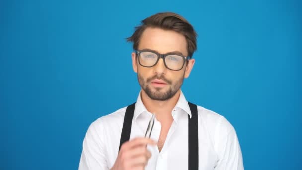 όμορφος άντρας φοράει γυαλιά - Πλάνα, βίντεο