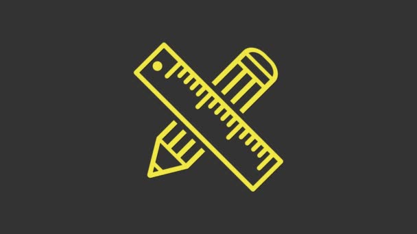 Sárga kereszt vonalzó és ceruza ikon elszigetelt szürke alapon. Egyenes élű szimbólum. Rajzoló és oktatási eszközök. 4K Videó mozgás grafikus animáció - Felvétel, videó