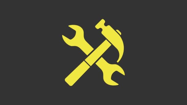 Martello incrociato giallo e icona della chiave isolata su sfondo grigio. Strumenti hardware. Animazione grafica 4K Video motion - Filmati, video