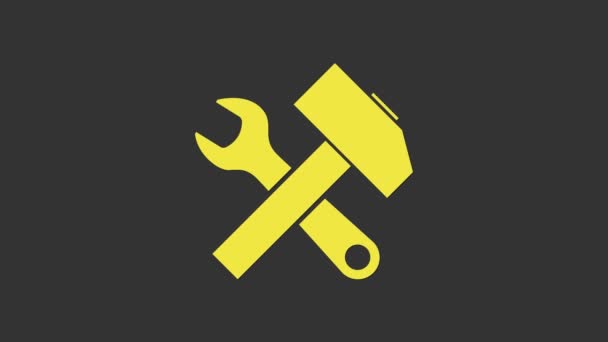 Amarelo Crossed martelo e chave ícone isolado no fundo cinza. Ferramentas de hardware. Animação gráfica em movimento de vídeo 4K - Filmagem, Vídeo