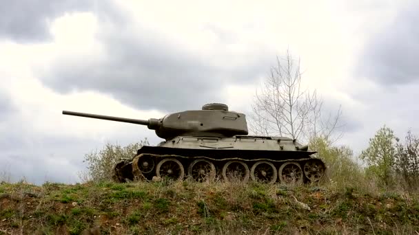 Militärpanzer und Wolken im Wind - Filmmaterial, Video