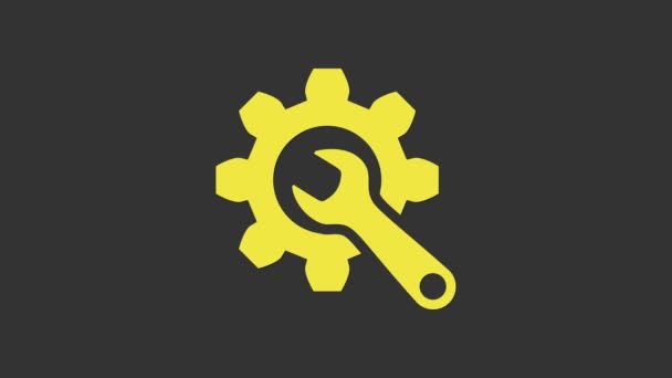 Sárga kulcs és fogaskerék ikon elszigetelt szürke alapon. Beállítás, szerviz, beállítás, karbantartás, javítás, javítás. 4K Videó mozgás grafikus animáció - Felvétel, videó