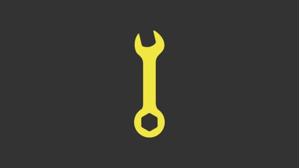 Gele sleutel pictogram geïsoleerd op grijze achtergrond. Spanner reparatie tool. symbool van het servicewerktuig. 4K Video motion grafische animatie - Video