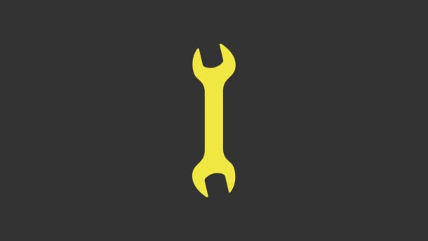 Gele sleutel pictogram geïsoleerd op grijze achtergrond. Spanner reparatie tool. symbool van het servicewerktuig. 4K Video motion grafische animatie - Video