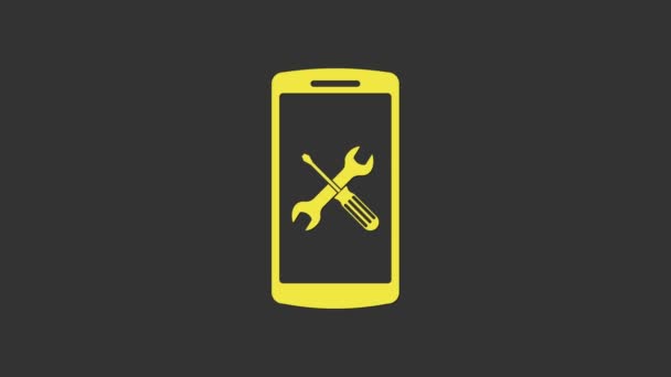 Smartphone amarillo con destornillador e icono de llave inglesa aislado sobre fondo gris. Ajuste, servicio, ajuste, mantenimiento, reparación, fijación. Animación gráfica de vídeo 4K - Metraje, vídeo
