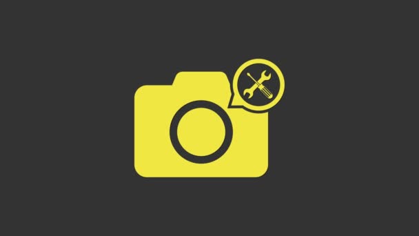 Cámara fotográfica amarilla con destornillador e icono de llave inglesa aislada sobre fondo gris. Ajuste, servicio, ajuste, mantenimiento, reparación, fijación. Animación gráfica de vídeo 4K - Metraje, vídeo