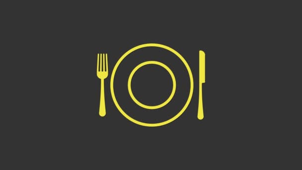 Icono de placa amarilla, tenedor y cuchillo aislado sobre fondo gris. Símbolo de cubertería. Signo del restaurante. Animación gráfica de vídeo 4K - Imágenes, Vídeo