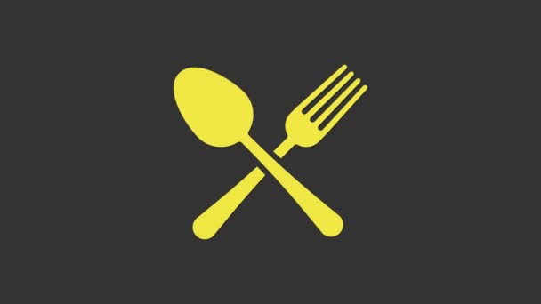 Icona incrociata gialla con forchetta e cucchiaio isolata su sfondo grigio. Utensile da cucina. Segno di posate. Animazione grafica 4K Video motion - Filmati, video