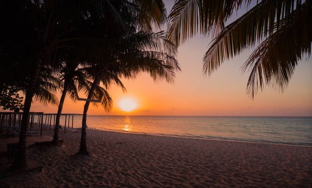 kaunis, upea kutsuva näkymä lämmin tarjous auringonlaskun aikaan Cayo Coco saarella, Kuuba saari - Valokuva, kuva