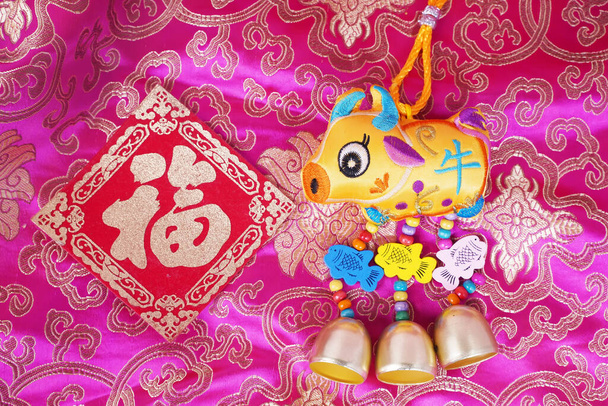 Tradición buey muñeca de tela china, 2021 es el año del buey, traducción de caligrafía: buena bendición para el año nuevo, palabra en buey muñeca media buey - Foto, Imagen
