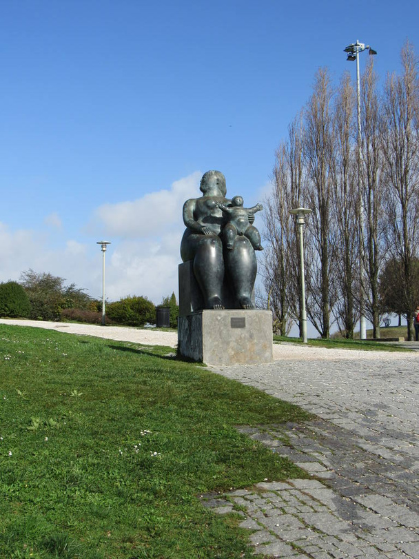 Статуя материнства створена Фернандо Ботеро, що знаходиться в Саду Амалії Родрігес в Лісабоні, Португалія.  - Фото, зображення