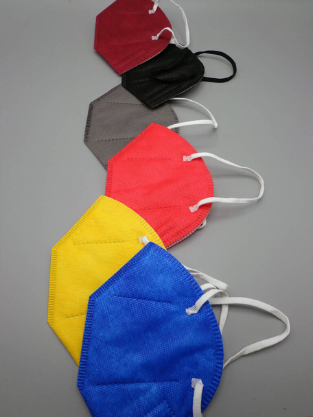 FFP2 maszk különböző színekben, szürke alapon - Fotó, kép