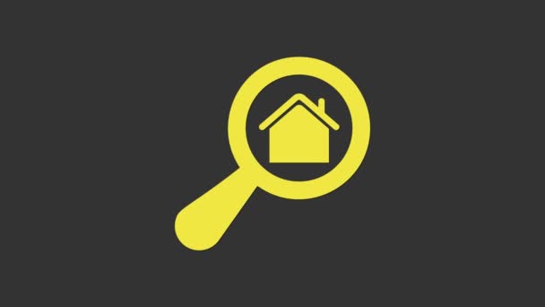 Κίτρινη Αναζήτηση σπίτι εικονίδιο απομονώνονται σε γκρι φόντο. Σύμβολο ακίνητης περιουσίας ενός σπιτιού υπό μεγεθυντικό φακό. 4K Γραφική κίνηση κίνησης βίντεο - Πλάνα, βίντεο
