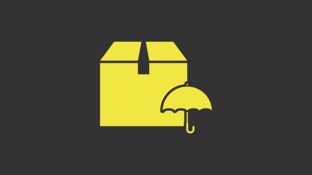 Gelbes Lieferpaket mit Regenschirm-Symbol auf grauem Hintergrund. Paketkarton mit Schirmschild. Logistik und Lieferung. 4K Video Motion Grafik Animation - Filmmaterial, Video