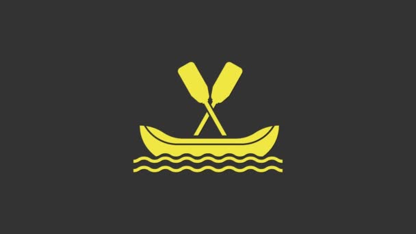 Ícone de barco Rafting amarelo isolado no fundo cinza. Caiaque com pás. Esportes aquáticos, esportes radicais, férias, férias, construção de equipe. Animação gráfica em movimento de vídeo 4K - Filmagem, Vídeo
