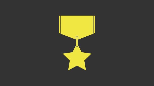 グレーの背景に分離されたイエローミリタリー報酬メダルアイコン。軍のサインだ。4Kビデオモーショングラフィックアニメーション - 映像、動画