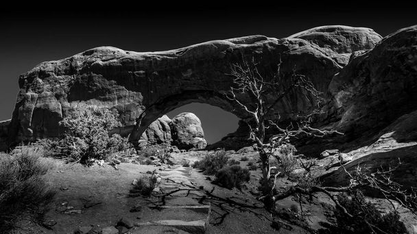 Photo en noir et blanc de l'arche de la fenêtre nord, l'une des nombreuses grandes arches en grès du parc national des Arches, Utah, États-Unis - Photo, image