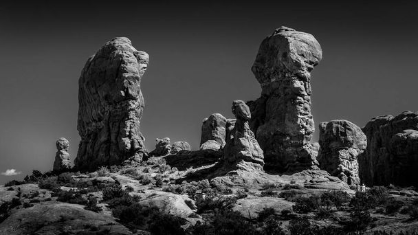 Foto en blanco y negro de Pináculos únicos de piedra arenisca roja y aletas de roca en el Jardín del Edén en el Parque Nacional Arches, cerca de la ciudad de Moab en Utah, EE.UU. - Foto, Imagen