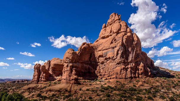 Pináculos de arenito vermelho único e aletas de rocha no Jardim do Éden no Parque Nacional de Arches, perto da cidade de Moab, em Utah, Estados Unidos - Foto, Imagem