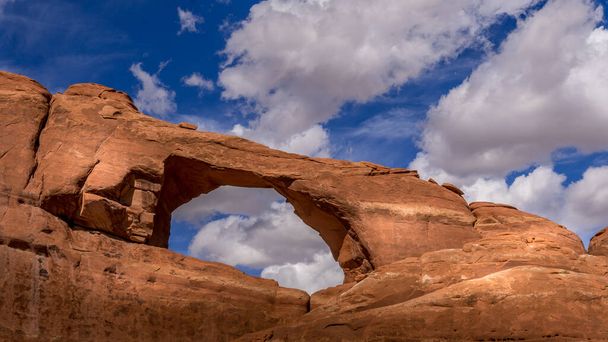 Skyline Arch in the Devil 's Garden, one of the many sandstone arches in Arches National Park near Moab, Utah, United States - Фото, изображение