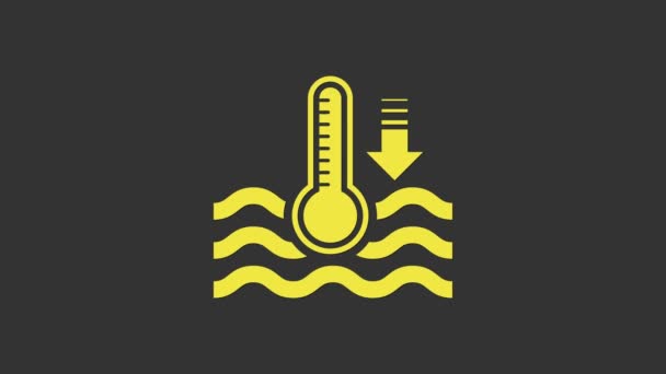 Желтый термометр воды, измеряющий тепло и холод, изолирован на сером фоне. Термометр показывает жаркую или холодную погоду. Видеографическая анимация 4K - Кадры, видео