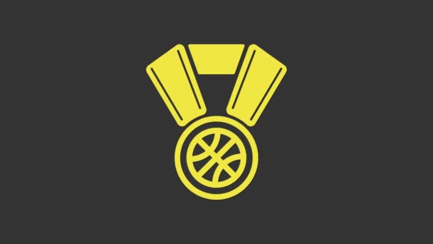 リボンのアイコンがグレーの背景に隔離された黄色のバスケットボールメダル。4Kビデオモーショングラフィックアニメーション - 映像、動画